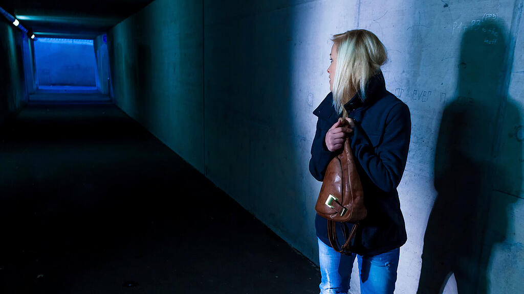 135788_Frau_im_Tunnel_hat_Angst.jpg