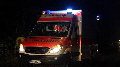 Pkw kracht in Baum