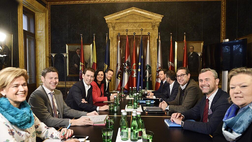 Das ÖVP-Verhandlungsteam (v.li.): Bettina Glatz- Kremsner, Stefan Steiner, Bundesparteiobmann Sebastian Kurz, Elisabeth Köstinger und Gernot Blümel sowie das FPÖ-Verhandlungsteam (v. r.): Anneliese Kitzmüller, Norbert Hofer, Bundesparteiobmann Heinz- Christian Strache, Herbert Kickl und Norbert Nemeth.