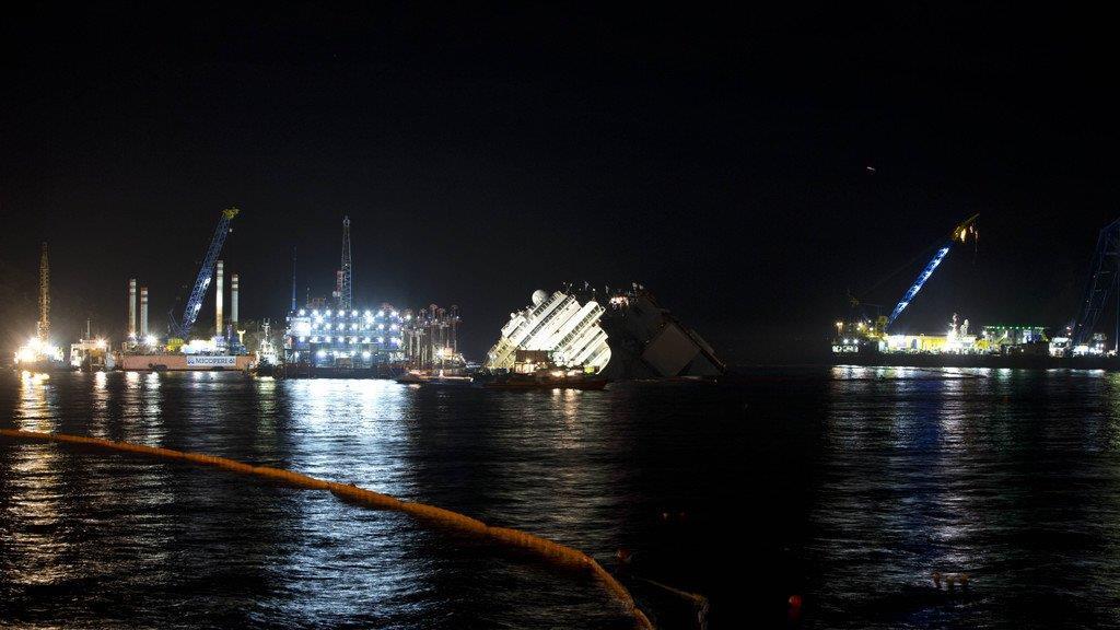 Wrack der Costa Concordia ist aufgerichtet