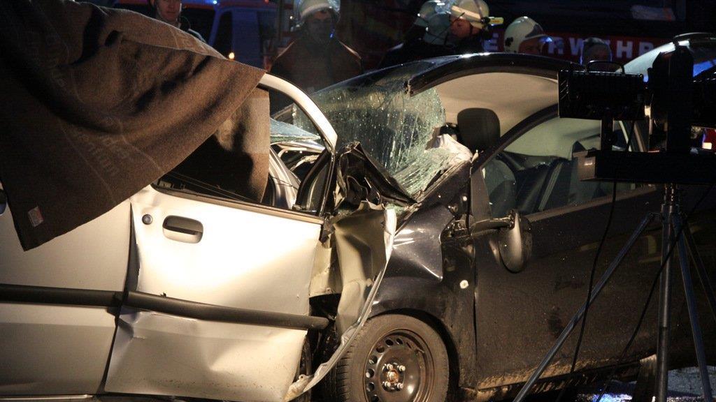 Ein Toter bei Crash auf B20, II