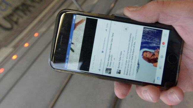 Bodenampeln für „Smartphone-Zombies“ werden aktuell in Augsburg und Köln getestet.