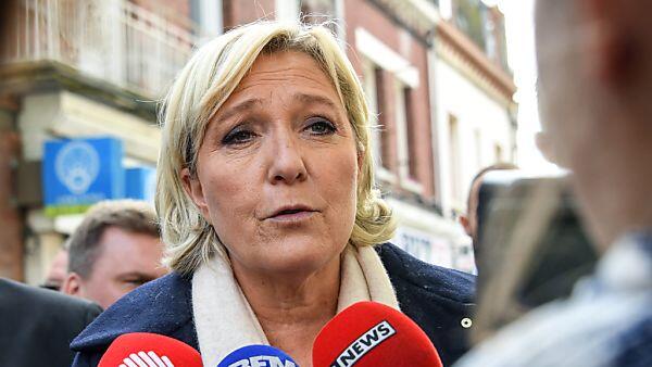 Marine Le Pen freut sich mit der AfD