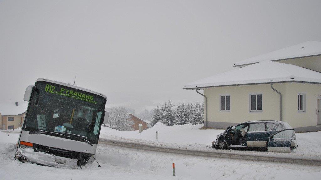 Pkw rammt Linienbus