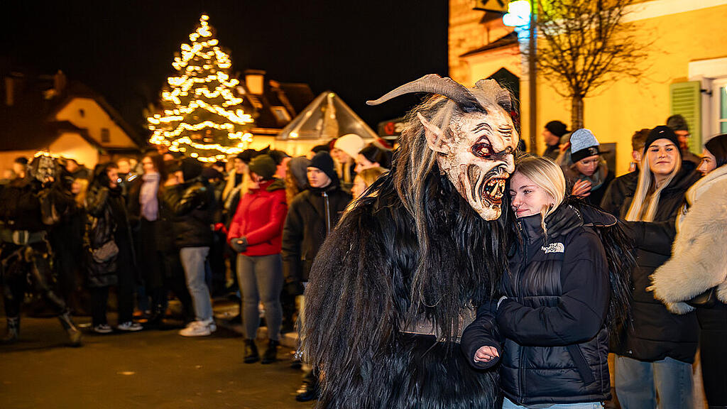Krampuslauf im Ortszentrum, Großgmain