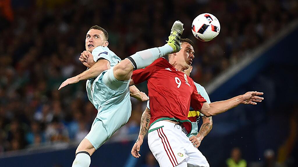 Belgiens Thomas Vermaelen (links) gegen Ungarns Adam Szalai.