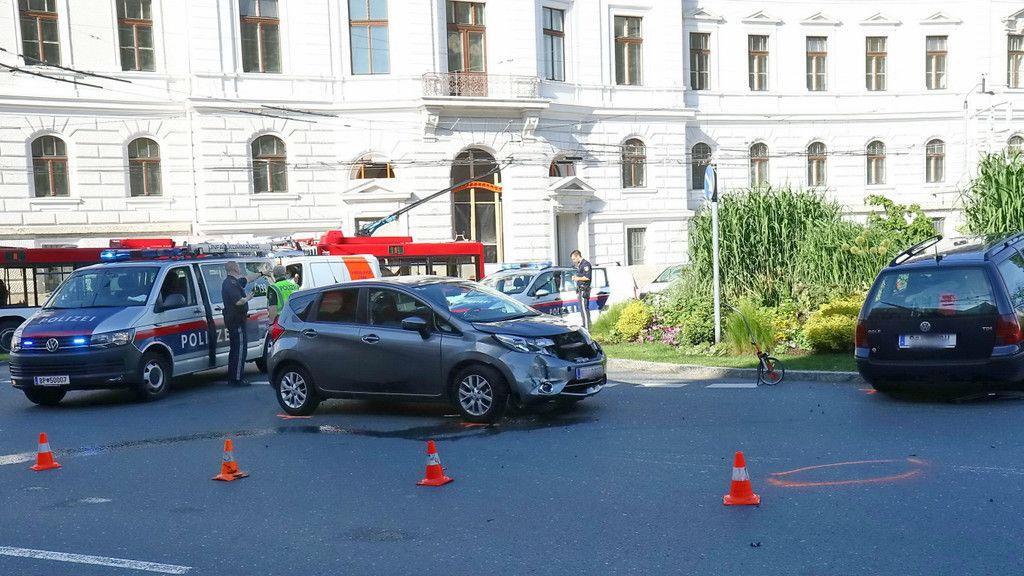 Verletzte nach Crash nahe Karolinenbrücke