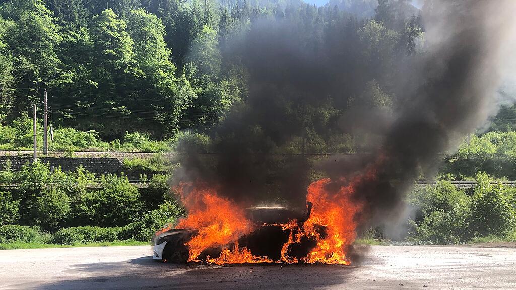 Auto in Vollbrand