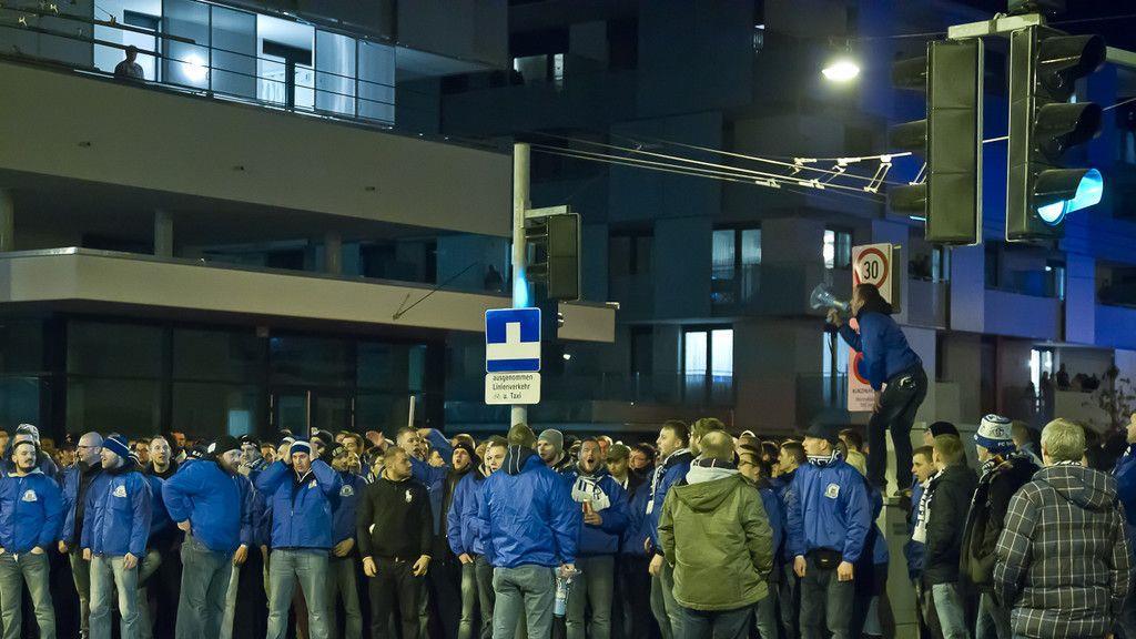 Schalke-Fanmarsch in Salzburg: Anhänger geraten in Rage
