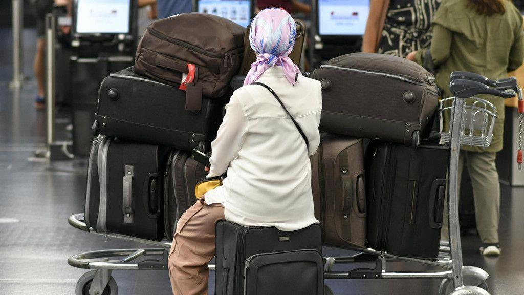 Passagiere warten nach technischen Problemen am Flughafen Wien
