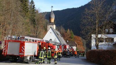 Etwa 40 Einsatzkräfte der umliegenden Feuerwehren rückten aus.