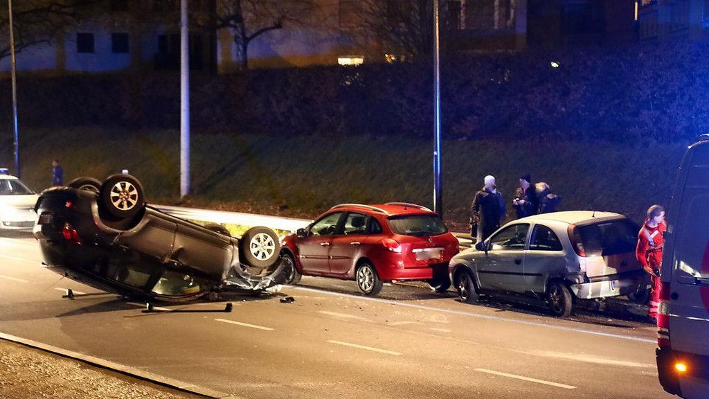 Bahnhofstraße: Pkw überschlägt sich