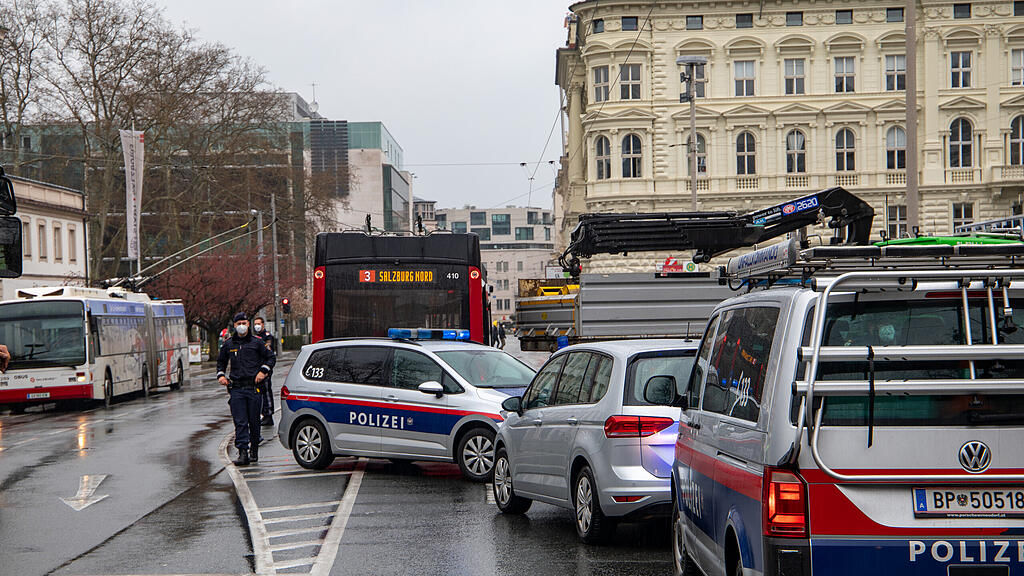 Unfall Mirabellplatz Bus gegen Lkw