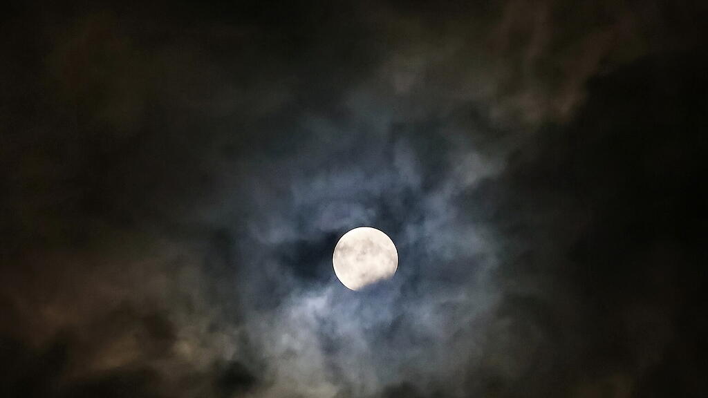 Partielle Mondfinsternis \u00fcber Salzburg