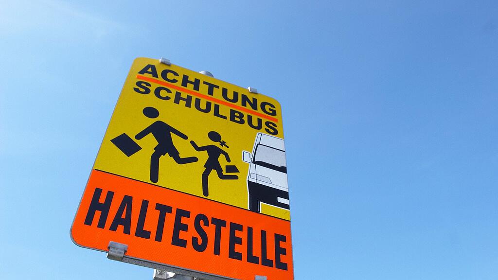 Drei Kinder wurden bei dem Unfall mit einem Schulbus verletzt.