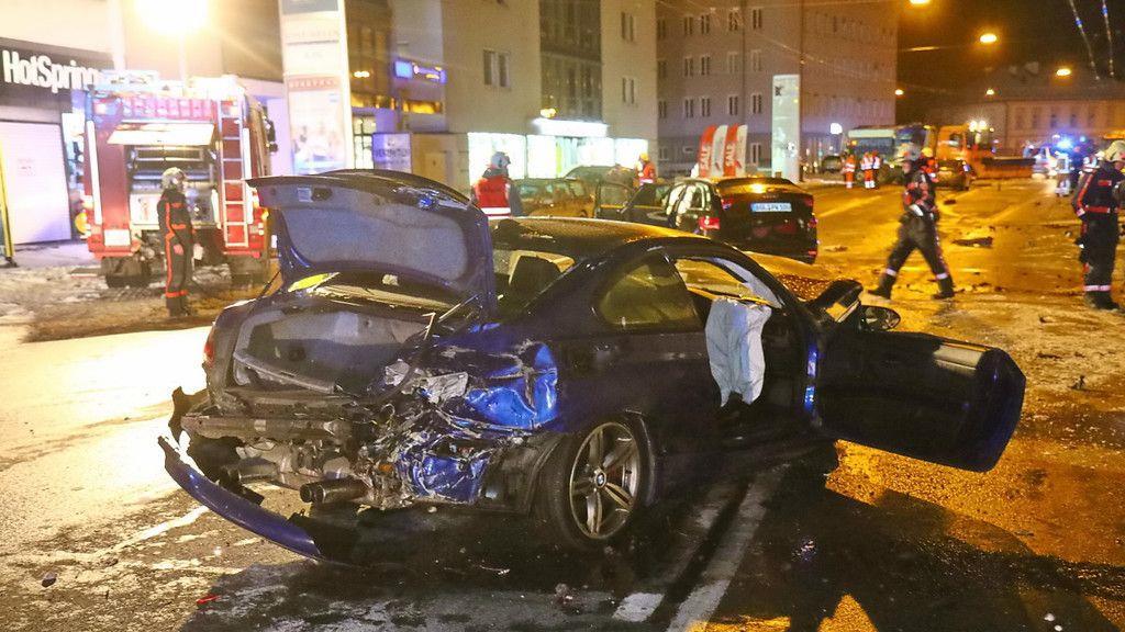 Verletzte nach Crash in Hellbrunner Straße