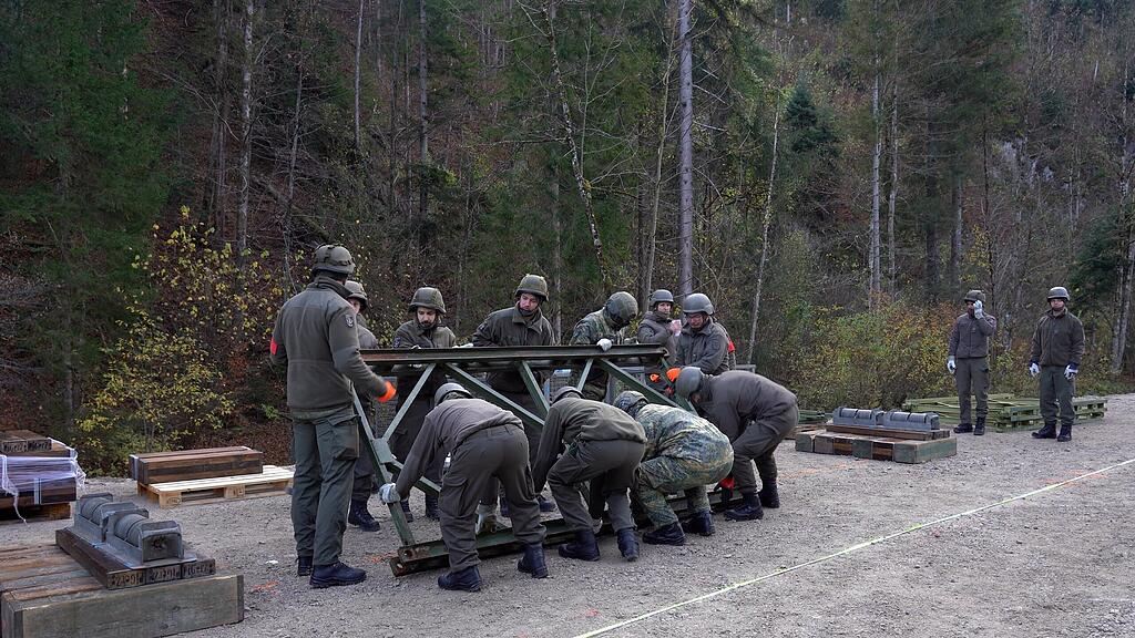 Hunderte Soldaten bauen Brücken in Annaberg-Lungötz