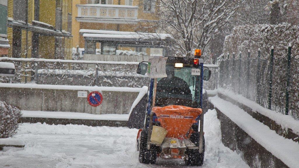 Schnee sorgt für Unfälle und Verkehrschaos: Schneefahrbahn in der Stadt Salzburg