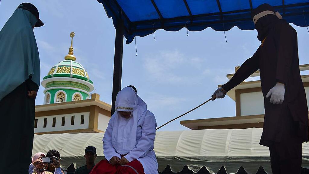 Die fünf Paare wurden vor einer Moschee mit dem Stock geschlagen