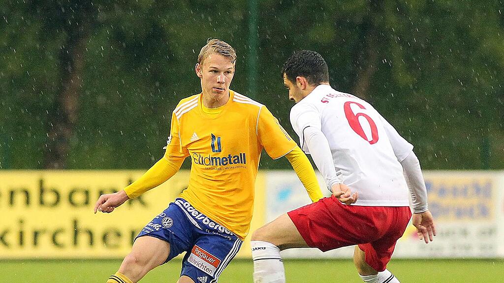 Gegen Seekirchen erzielte Grüll (li.) einen Dreierpack und weckte das Interesse von Rapid Wien.