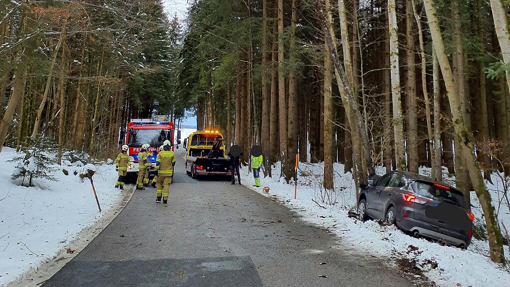 Pkw gegen Baum Seekirchen