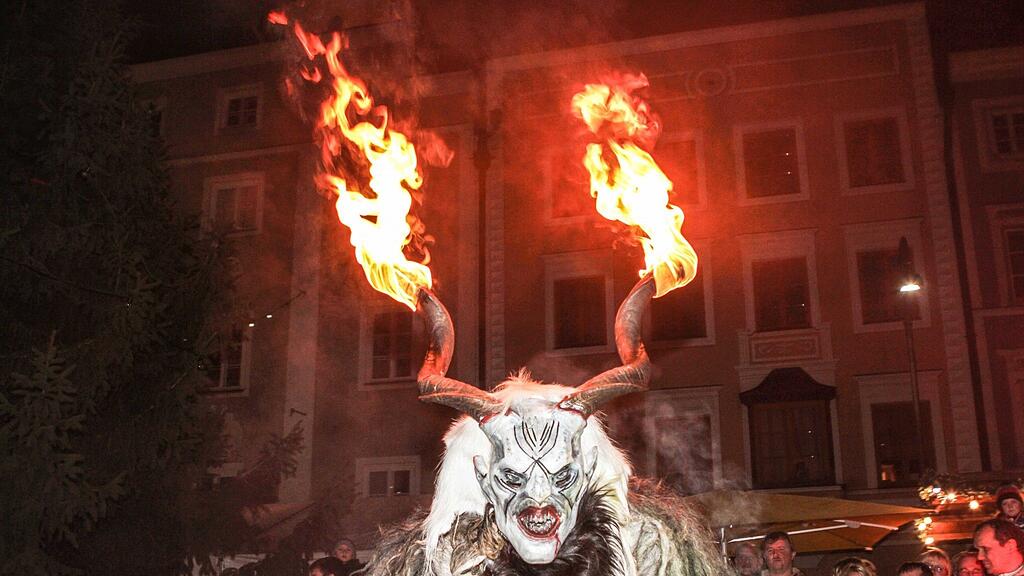 Furchteinflößende Perchten am Krampuslauf in Braunau.