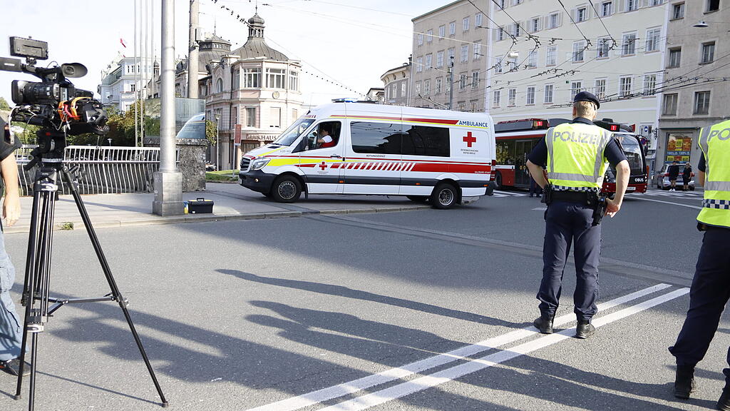Klebe-Blockade auf Staatsbrücke