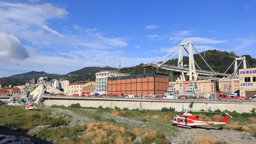 Autobahnbr\u00fccke st\u00fcrzt in Genua ein II