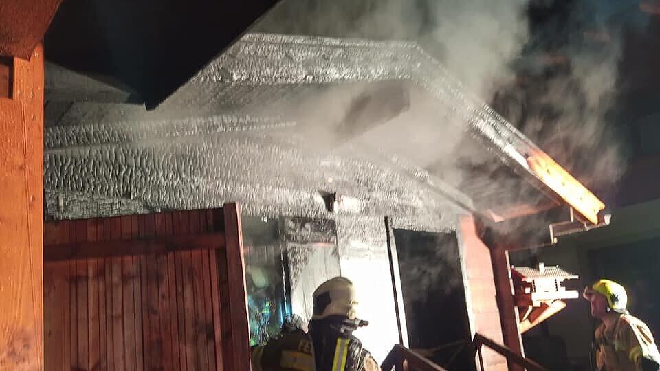 Gartenhütte in Brand