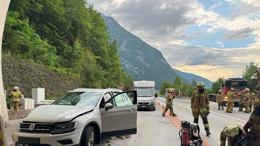 Pkw kracht gegen Portal von Ofenauer Tunnel