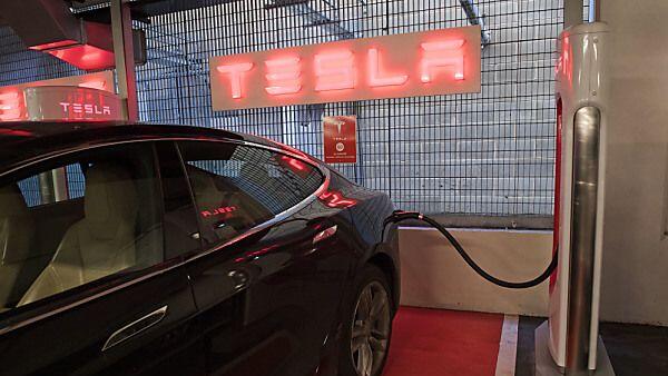 Holpriger Start der Massenfertigung bei Tesla