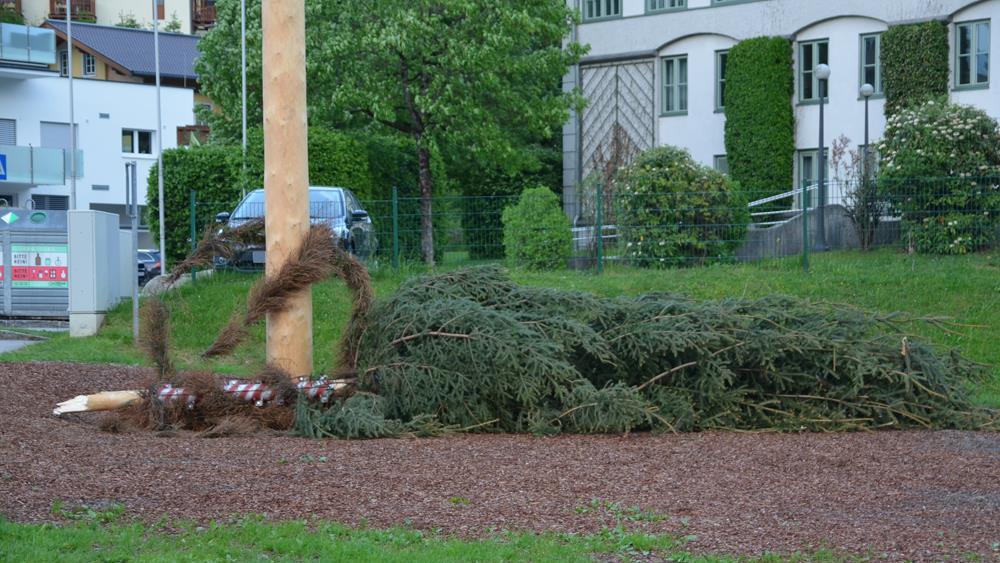 Sturm knickt Maibaum in St. Johann im Pongau