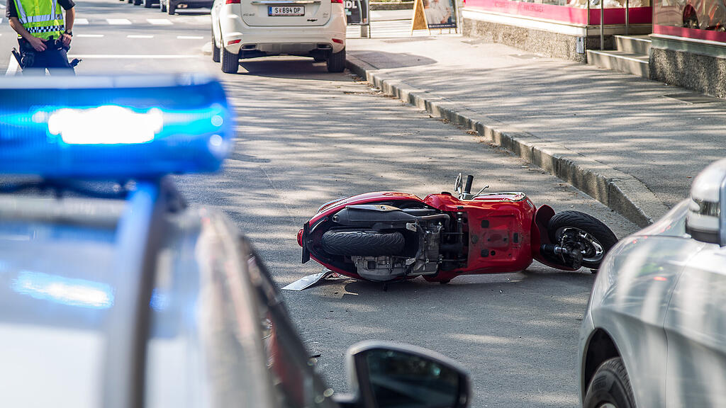 Der Rollerfahrer wurde offenbar übersehen.