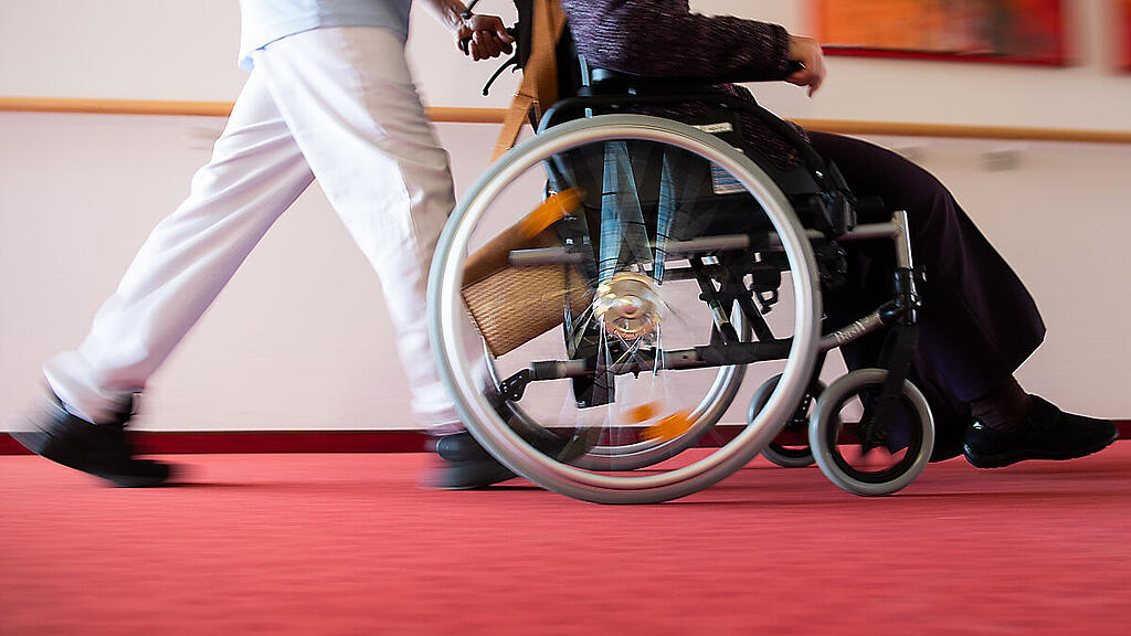 Wer sich zur Pflegekraft umschulen lässt, soll Bonus erhalten