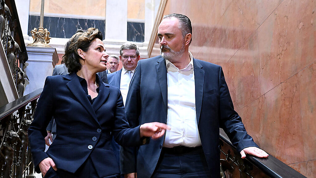 Zwei zur Auswahl für die Mitglieder
