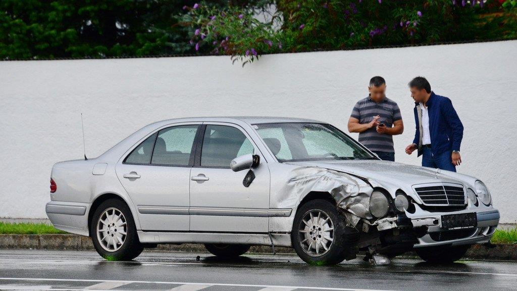 Anif: Lkw kracht in Taxi