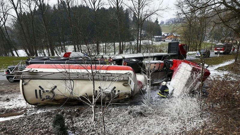 Handenberg: Lkw umgestürzt