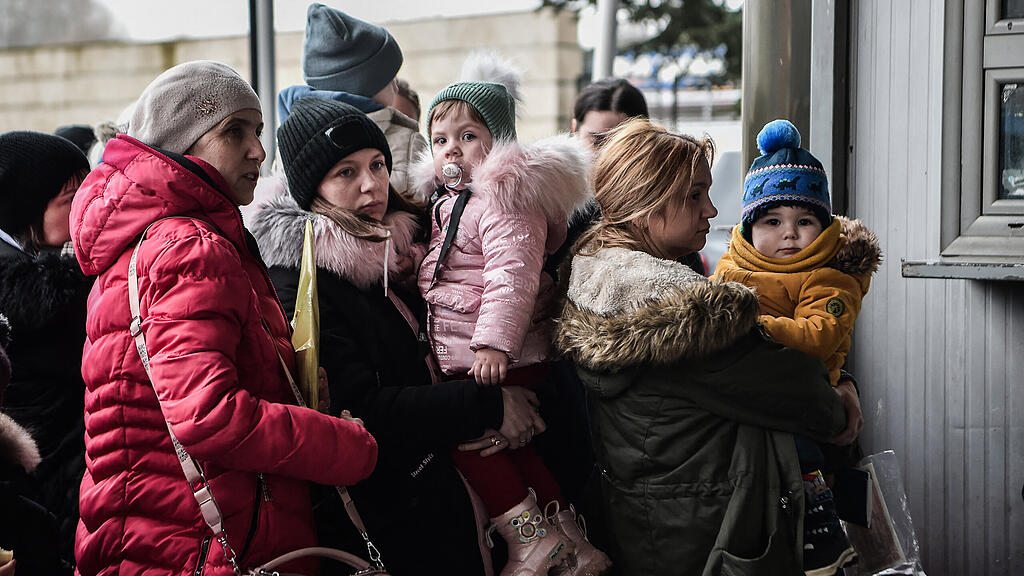 Ukraine-Krieg, Tag 12: Flüchtlinge kommen in Polen an