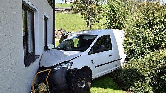 Auto gegen Hausmauer_Abtenau