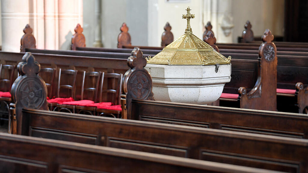 Kirche, leere Bänke