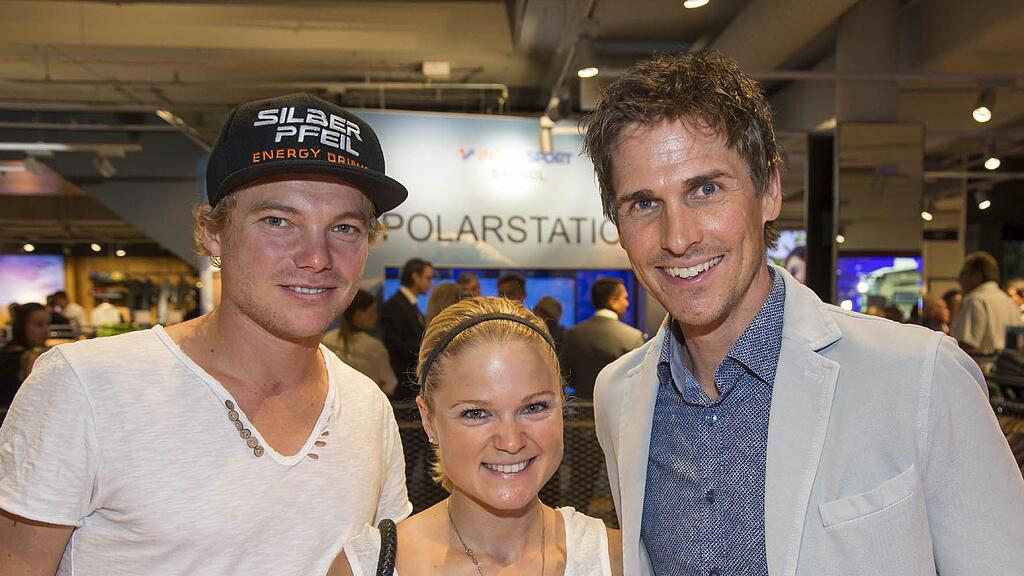 Die Triathleten Michaela und Daniel Herlbauer mit Felix Gottwald.