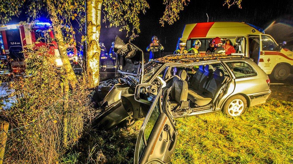 Pkw gegen Baum: Weitere Bilder