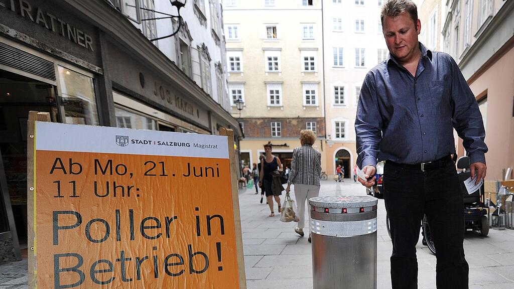 Die Poller in der rechten Altstadt verspäten sich. Im Bild: Projektleiter Christian Morgner im Juni 2010 beim testen der ersten Poller für die Salzburger Altstadt.