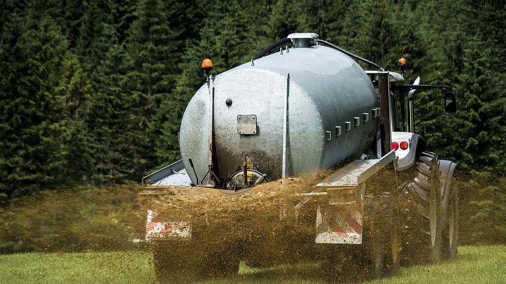 Der Gülle-Anhänger hat den Traktor mitgerissen. (Symbolbild)