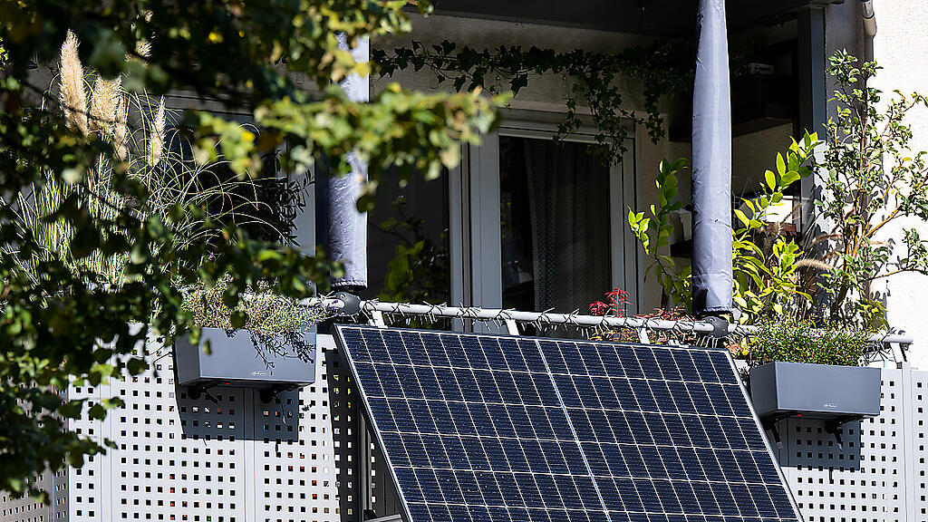 Ein Mini-PV-Anlage am Geländer eines Balkons