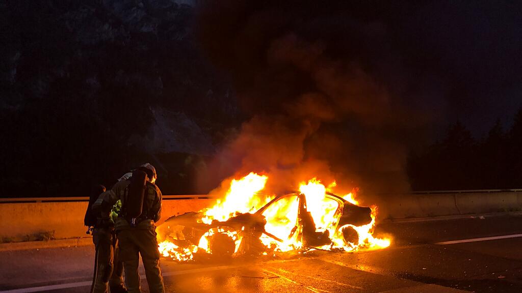 Der Pkw stand komplett in Flammen.