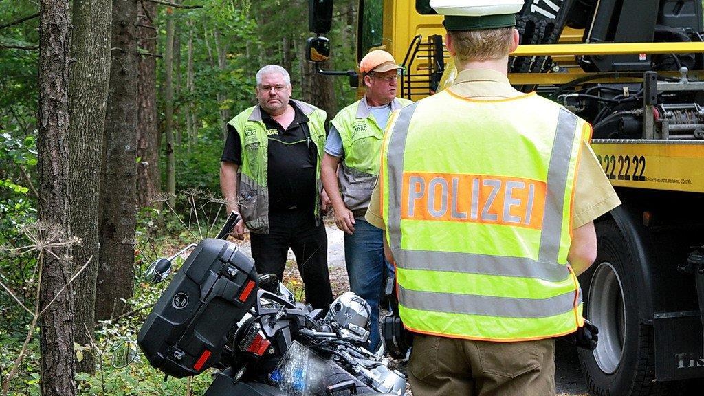 Biker prallt in Baum