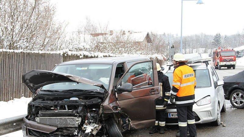 Fünf Verletzte nach Crash auf B20