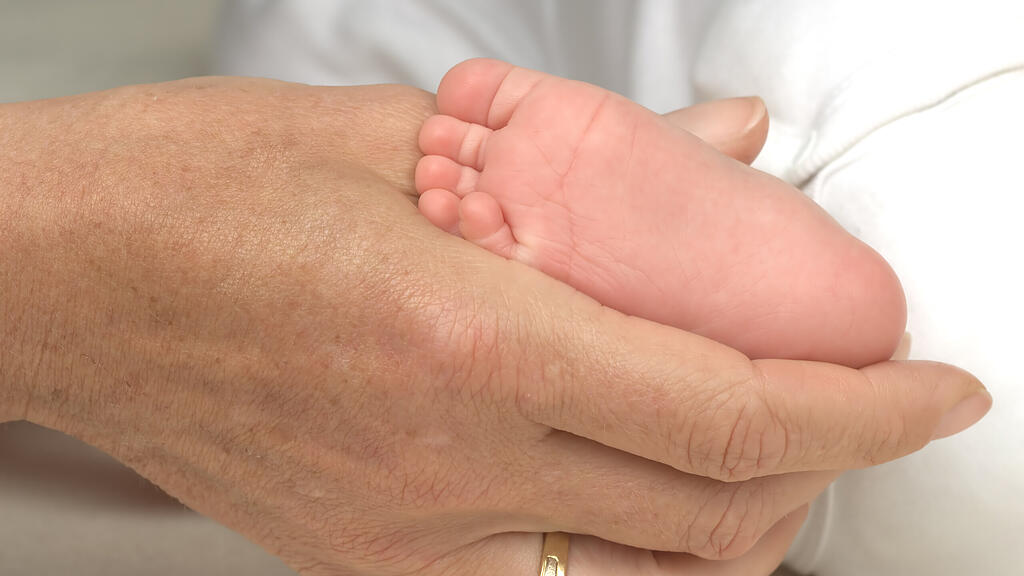 126290_Frauenhand_und_Babyfuss.jpg