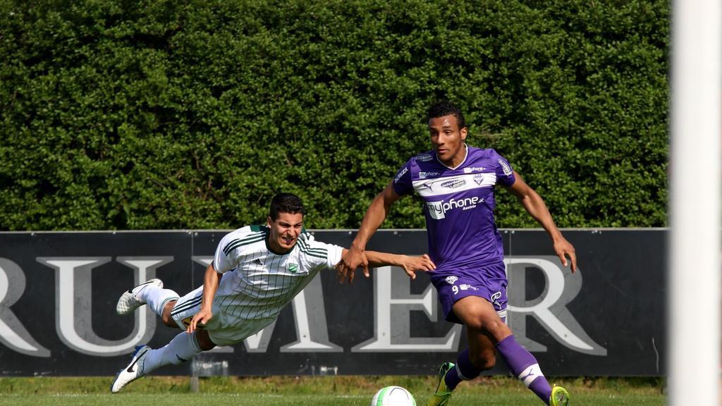 Karim Onisiwo (re.) traf erneut für die Austria. Er avancierte im Frühjahr zu einem der besten Spieler der Regionalliga West.